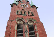 Gewaltig: Der mächtige Riss am Turm der 1906 eingeweihten Brüderkirche in Altenburg ist inzwischen saniert. Foto: Gabriele Günther