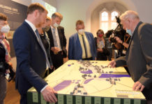 Im Beisein von Ministerpräsident Michael Kretschmer (2.v.l.) und vielen weiteren Gästen wurde die Sonderausstellung im Schloss Hartenfels eröffnet. Foto: LRA/Bley