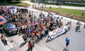 Vom Bahnhof kommend bog die bunte Regenbogenparade am Lindenau-Museum in Richtung Stadtzentrum ein. Foto: Ralf Miehle