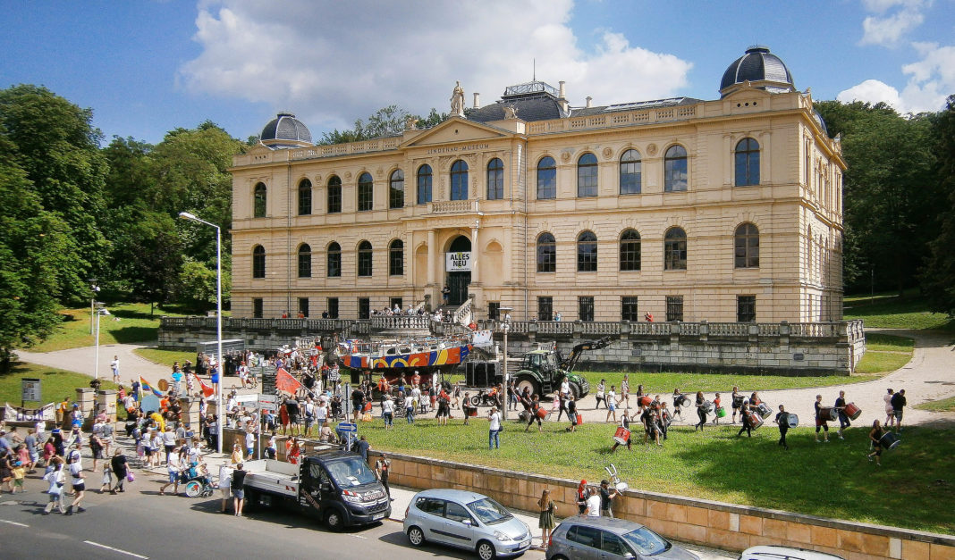 Begleitet von Trommlern von „Como Vento“ und einer großen Zahl von Schaulustigen zog die „Mary Jane“ bis zum Lindenau-Museum. Foto: Ralf Miehle