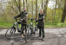 Die Stadtwaldranger Marko Riemann und Franka Seidel haben in Leipzig ihren Dienst aufgenommen. Sie sind Ansprechpartner rund um die Themen Stadt- und Auwald, Naturschutz und Erholung. Foto: André Kempner