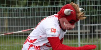 War beim Sportfest der Pestalozzischule dicht umringt: RB-Leipzig-Maskottchen "Bulli"