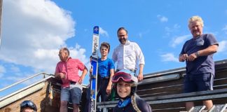 Minister Sebastian Gemkow und Trainer Bodo Dotzauer erwarten den Sprung der zehnjährigen Jette Schulze von der großen Schanze.