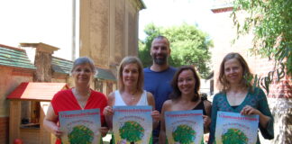 Mitglieder des Arbeitskreises „Familie schafft Zukunft“, der die Familienkonzerte organisiert, präsentieren das Plakat zur Neuauflage 2023: Bärbel Müller, Heike Kirsten, Tobias Quart, Karolin Lauckner und Stefanie Struffolino (v. l.) Foto: Ralf Miehle