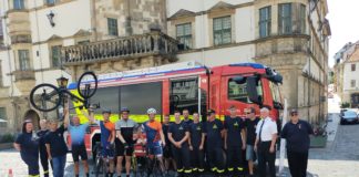 Die Radsportler wurden nach ihrer Ankunft in Altenburg von Kameraden der Feuerwehr gefeiert.