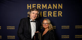 Sie durfte sich über den Exellence Award freuen: Anje Heinz überzeugte Speaker Hermann Scherer, die Jury und das Publikum beim 15. Internationalen Speaker-Slam