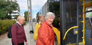 Trotz Rollator Bus fahren: Das Sozialamt lädt zu einem kostenlo- sen Mobilitätstraining ein. Foto: Dietrich Flechtner