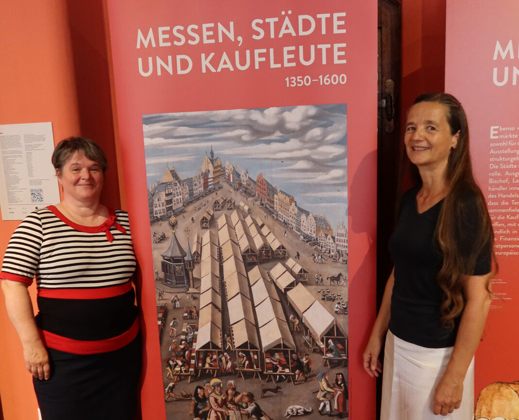 Dr. Maike Günther (Stadtgeschichtliches Museum Leipzig, l.) und Prof. Dr. Susanne Rau (Universität Erfurt) stellten die neue Ausstellung im Alten Rathaus vor.