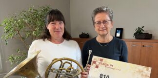 Gabriele Herrmann (li.), freut sich über den Scheck von Dr. Gundula Werner (re.), mit dessen Hilfe in der Musikschule mehr Instrumente erhalten werden können.