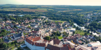 Das Renaissance-Schloss Colditz thront auf einem Berg über der Stadt und ist schon von weitem zu sehen.