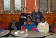 Einige der Verantwortungsträger aus den Einrichtungen im Kongo zu Besuch in Altenburg: Der Koordinator des Gesamtprojekts des Vereins, Charles Tsana Matona, Schatzmeister Ferros Nduakulu Wazolo, Christine und Jürgen Hauskeller mit Adoptivtochter Savannah, Marceline Khonde Dinsimba, die als Hausmutter im Waisenhaus Kinshasa arbeitet und die Leiterin des Kindergartens in Maluku, Angélique Kumba Masunda (von links). Foto: Ralf Miehle