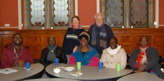 Einige der Verantwortungsträger aus den Einrichtungen im Kongo zu Besuch in Altenburg: Der Koordinator des Gesamtprojekts des Vereins, Charles Tsana Matona, Schatzmeister Ferros Nduakulu Wazolo, Christine und Jürgen Hauskeller mit Adoptivtochter Savannah, Marceline Khonde Dinsimba, die als Hausmutter im Waisenhaus Kinshasa arbeitet und die Leiterin des Kindergartens in Maluku, Angélique Kumba Masunda (von links). Foto: Ralf Miehle