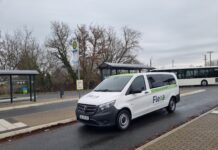 Ein Flexa-Bus am Bahnhof Eilenburg. Foto: Nico Geißler