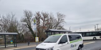 Ein Flexa-Bus am Bahnhof Eilenburg. Foto: Nico Geißler