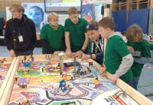 First Lego League in Leipzig: Die „MRGE-Juniors“ sind hochkonzentriert am Wettkampf-Tisch. Foto: Martin-Rinckart-Gymnasium