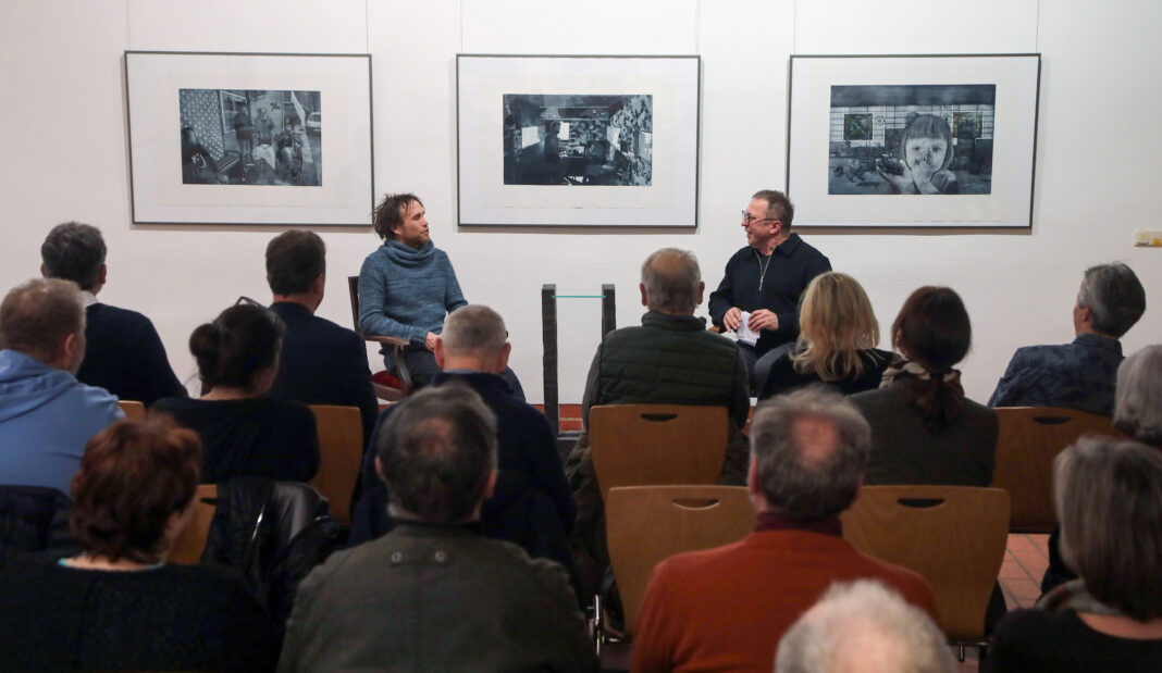 Vernissage in Garbisdorf: Lutz Woitke spricht mit Kai Spade über seine Ausstellung. Foto: Jens Paul Taubert