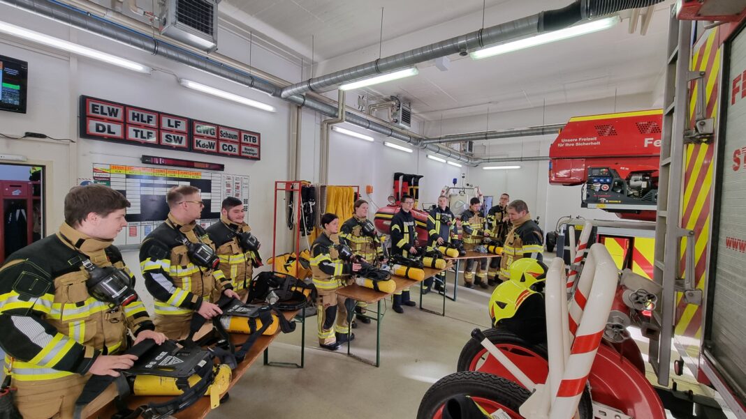 Kameraden der Freiwilligen Feuerwehr der Stadt Borna übten den Umgang mit Atemschutztechnik. Foto: privat