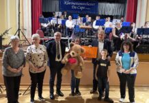 Spendenübergabe, v.l.n.r. Sabine Türpisch (Heimatverein), Maria Kral (Heimatverein), Benno Moller (Karnevalclub), Kerstin Stadler (Kinderhospiz Bärenherz), Lias Wießner (Judosportverein), Steffen Stange (Bürgermeister), Nicole Ohme (Kunstradsportverein).Foto: Gemeindeverwaltung Rositz