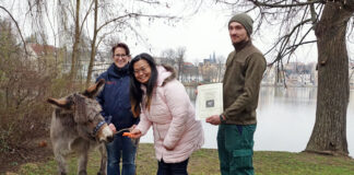 Saskia Gräfe (links) und Phornphan Geier (beide Schmöllner Landhandelsgesellschaft) brachten ihrem Patentier Futter mit. Tierpfleger Vinzenz Schmid übergab den Patenbrief. Foto: Ronny Seifarth