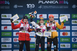 Nach dem Einzelwettkampf auf der 102-Meter-Schanze von Planica und der fünf Kilometer langen Strecke konnte sich Ronja Loh (r.) über die Bronzemedaille bei der Junioren-Ski-WM freuen. Foto: Jan Simon Schäfer