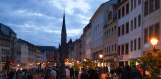 Zur Frühlingsnacht am kommenden Freitag werden wohl wieder viele Nachtschwärmer das Zentrum der Skatstadt mit Leben erfüllen – so wie hier zur Einkaufsnacht im Mai 2022. Foto: Mario Jahn