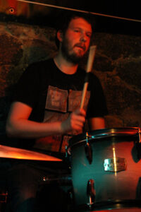 Manu ist der Drummer der Leipziger Band Squan. Foto: Squan
