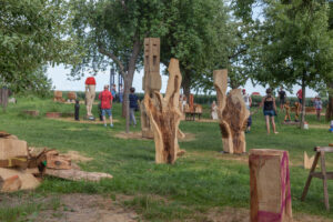 Bis zum 25. Mai werden verschiedene Künstlerinnen und Künstler auf dem Gelände des Quellenhofes aus Holzstämmen kunstvolle Objekte erschaffen. Wer mag, darf den Künstlern dabei über die Schulter schauen. Foto: Dietmar Wuth