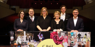 Jahrespressekonferenz der Oper zur Spielzeit 2024/25 in der Muko in Leipzig. v.l. Cornelia Preissinger, Tobias Wolff, Skadi Jennicke, Lydia Schubert, Remy Fichet und Torsten Rose beim Fototermin. Foto: André Kempner