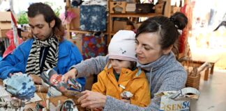 Dia Carrasco Soto und Christin Ferch mit Tochter Elsa basteln aus SachsenSonntagzeitungen Lampen, Taschen und Blüten. Foto: André Kempner