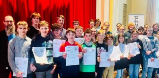 15 Projekte dieser jungen Tüftler, erschaffen bei „Jugend forscht“ und „Schüler experimentieren“, werden als Siegerarbeiten des diesjährigen Wettbewerbs die Region Ostthüringen beim Landesfinale am 9. April in Jena vertreten. Foto: Angela Riemann