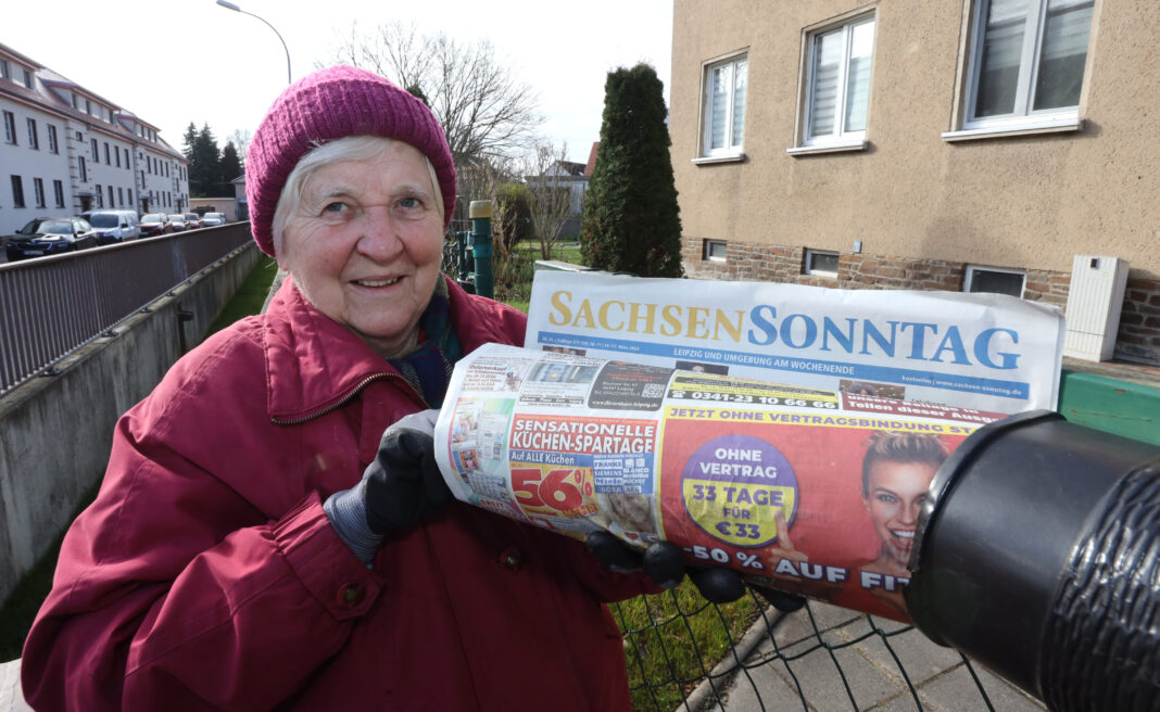 Austrägerin Frau K. verteilt den SachsenSonntag in Schkeuditz. Foto: André Kempner