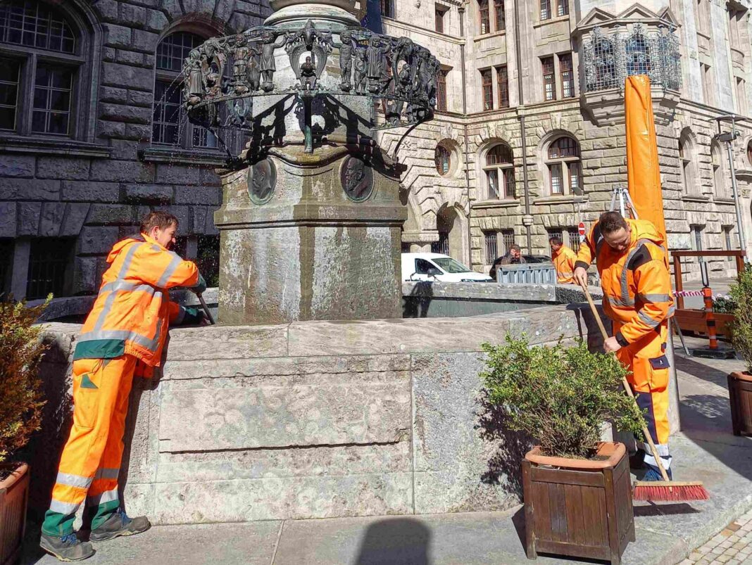 Nach den letzten Handgriffen plätschert er wieder, der Rathausbrunnen auf dem Burgplatz - die Leipziger Brunnensaison ist gestartet. Foto: Stadtreinigung Leipzig