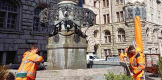 Nach den letzten Handgriffen plätschert er wieder, der Rathausbrunnen auf dem Burgplatz - die Leipziger Brunnensaison ist gestartet. Foto: Stadtreinigung Leipzig