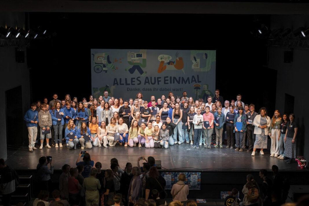 Alle Preisträger des Sächsischen Jugendkunstpreises auf der Bühne. Foto: Steffen Pydd