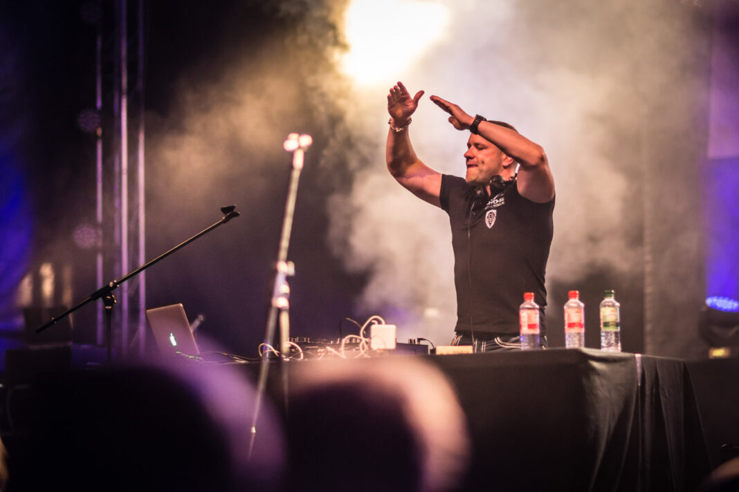 Lädt zum Stadtfest auf den Party-Dancefloor: Lokalmatador DJ Rockstroh. Foto: Tino Weissbrod