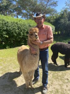 Norbert Alt züchtet seit 22 Jahren Alpakas auf seinem Hof im Grimmaer Orsteil Großbardau. Foto: Gina Apitz