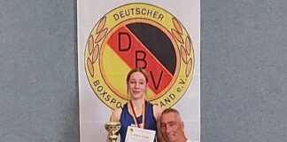 Pia Freis wurde in Lindow zur Deutschen Meisterin U15 gekrönt wurde. Hier mit Trainer Axel Lange. Foto: Mario Oehmig