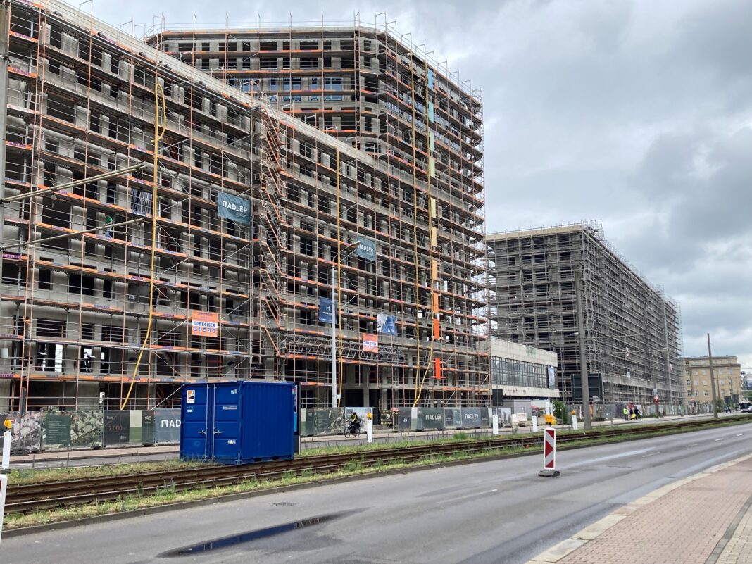 Nur noch ein Gebäudegerippe ist das frühere Technische Rathaus in der Prager Straße. Die Stadt Leipzig hat das Grundstück soeben von der Adler Group übernommen. Foto: Jens Rometsch