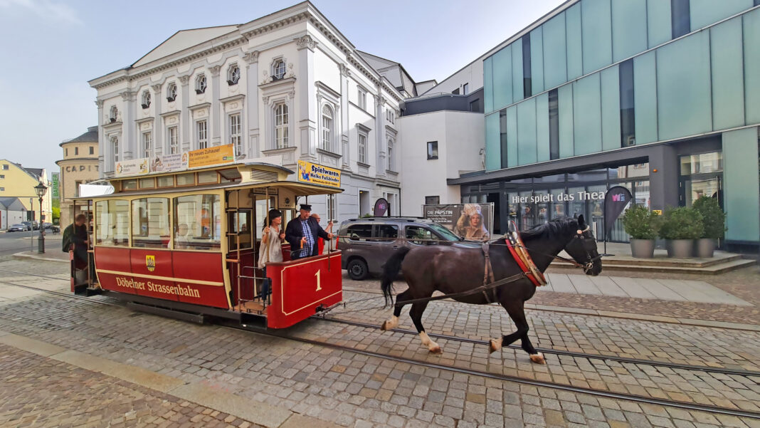 Die Döbelner Pferdebahn ist wieder unterwegs – hier am Theater. Foto: Sven Bartsch