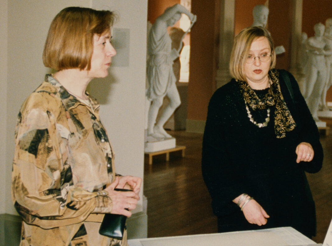 Ruth Gleisberg (links) mit Museumsdirektorin Jutta Penndorf, 1998, Foto: Jens Paul Taubert