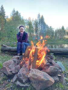 Leipziger Autorin Rebecca Maria Salentin am Lagerfeuer in Finnland. Foto: Rebecca Maria Salenti