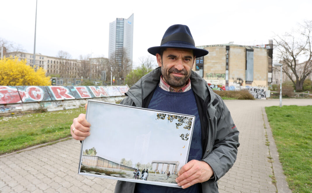 Naturkundemuseumschef Ronny Maik Leder mit dem Entwurf des Neubaus. Foto: André Kempner