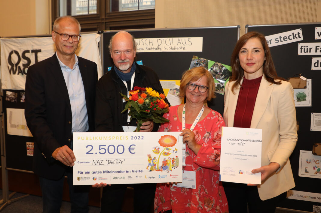 Verleihung vom Familienfreundlichkeitspreis 2022 in Neuen Rathaus in Leipzig.Publikumspreis fŸr NAZ Die TŸr. v.l. Volkmar MŸller, Carsten Bauers/Kerstin Sommerfeld und Vicki Felthaus bei der Preisverleihung. Foto: Andre Kempner