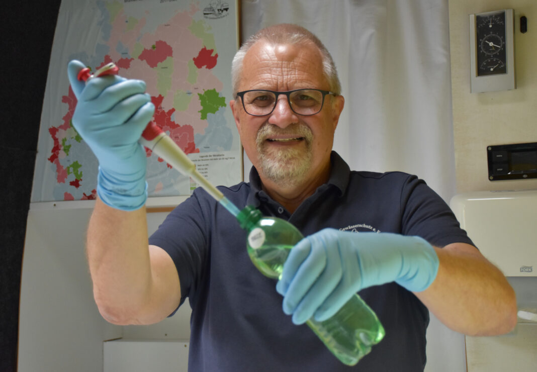 Dipl.-Phys. Harald Gülzow analysiert eine Brunnenwasserprobe im Labormobil vom VSR-Gewässerschutz. Foto: Matthias Ahlbrecht