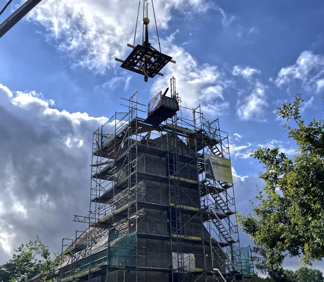 Nachdem die letzten störenden Holznägel entfernt waren, schwebte die Haube über der barocken Saalkirche. Foto: Andreas Bechert