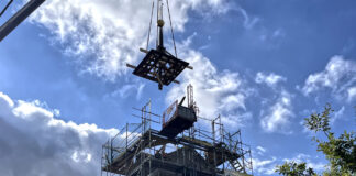 Nachdem die letzten störenden Holznägel entfernt waren, schwebte die Haube über der barocken Saalkirche. Foto: Andreas Bechert