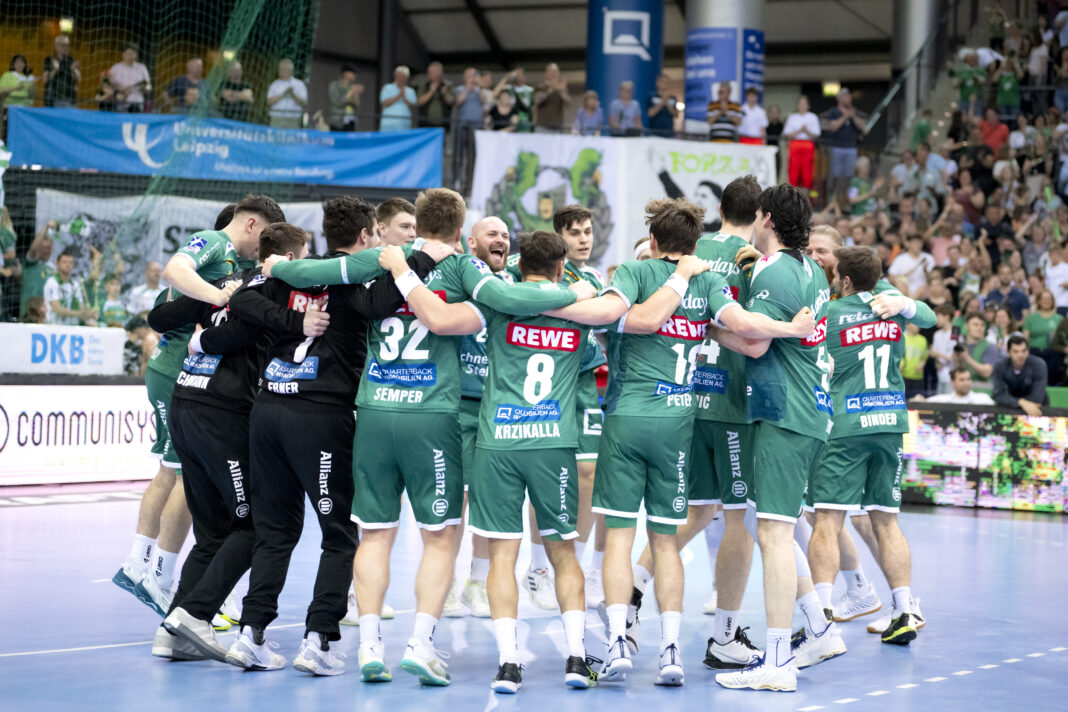 Auch in der kommenden Spielzeit wollen die grün-weißen Bundesliga-Handballer wieder so feiern - dafür startet am 18. Juli die entsprechende Vorbereitung. Foto: Klaus Trotter