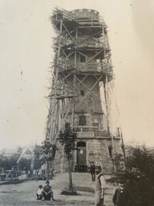 Der Colditzer Heimatturm wurde 1901 errichtet. Nun gelangt er in neue Hände. Foto: Colditzer Kulturmarkt-Verein 