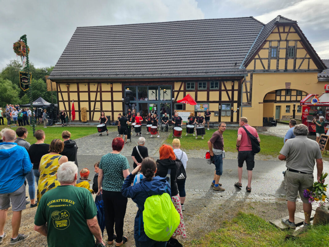 Gemeinsam mit den Samba-Trommlern von „Como Vento“ feierten die Gäste der Großveranstaltung den neuen Schützenkönig. Foto: Heimatverein Göpfersdorf.