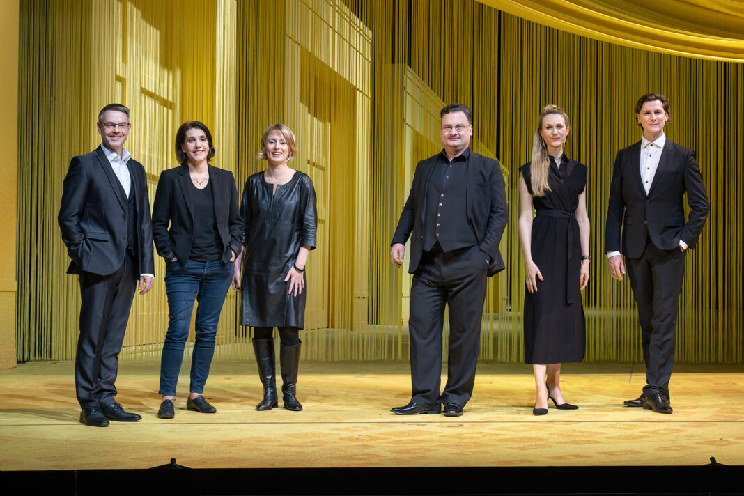 Blickt zufrieden zurück und positiv voraus: das Leitungsteam der Oper Leipzig um Tobias Wolff (3.v.r.) und Lydia Schubert (3.v.l.). Foto: Uwe Frauendorf